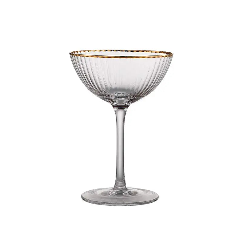 Copa de cóctel con copa de cristal con borde dorado